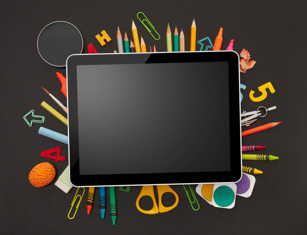 Digitální tablet a školní potřeby na tabuli - Fotografie, Obrázek
