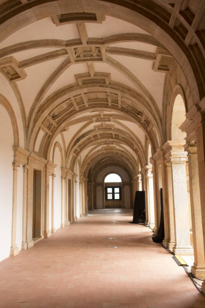 O Convento de Cristo é um antigo mosteiro católico romano em Tomar Portugal. O convento foi fundado pela Ordem dos Pobres Cavaleiros do Templo (ou Cavaleiros Templários) em 1118.
 - Foto, Imagem