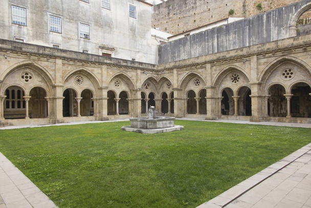 A Catedral Velha de Coimbra Portugal, (Se Velha de Coimbra). Pátio interior
 - Foto, Imagem