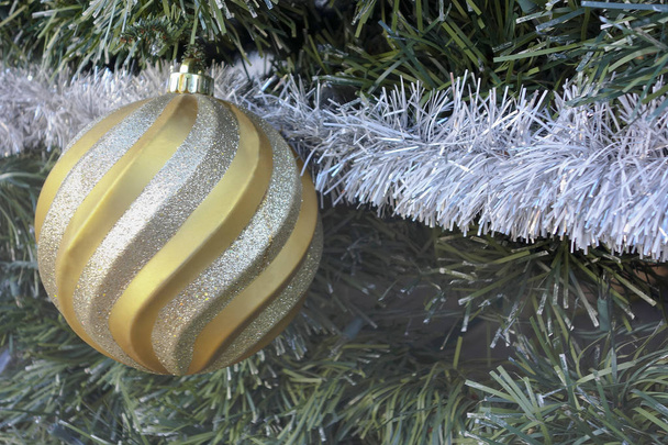 Boule torsadée et ornements de corde de neige de Noël
 - Photo, image