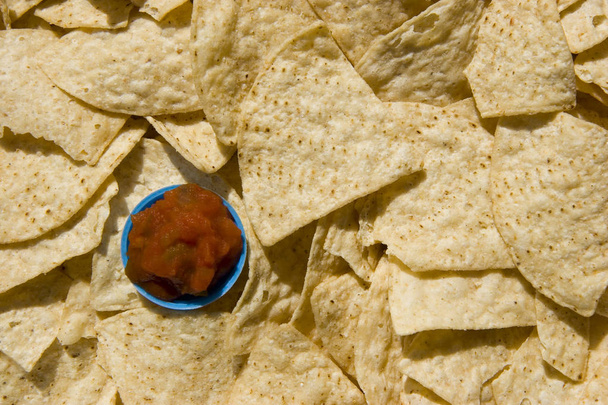 Правило третье с белыми кукурузными чипсами и сальсой
 - Фото, изображение