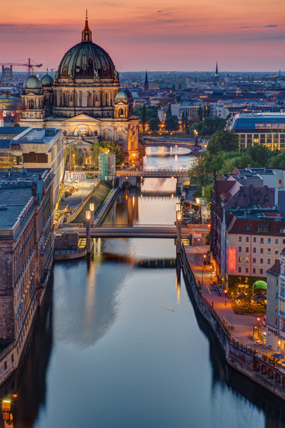 Στον ποταμό Spree στο Βερολίνο με τον καθεδρικό ναό στο ηλιοβασίλεμα - Φωτογραφία, εικόνα