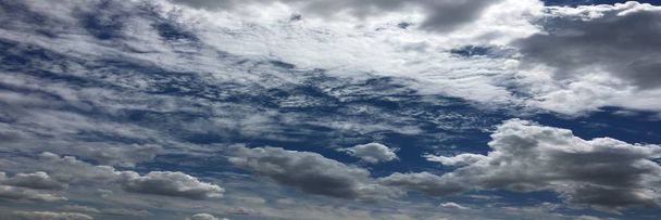 Piękne chmury na tle błękitnego nieba. Błękitne niebo z pochmurna pogoda, Natura Chmura. Białe chmury, Błękitne niebo i słońce - Zdjęcie, obraz