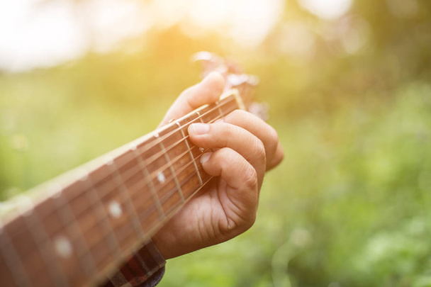 Mladí bokovky žena hrát na kytaru k odpočinku na dovolené, můžete se přírodní a čerstvý vzduch. - Fotografie, Obrázek