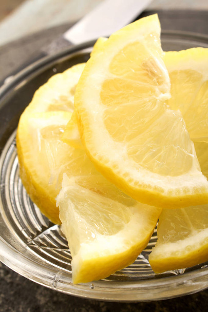 tranches de citron dans le plat
 - Photo, image