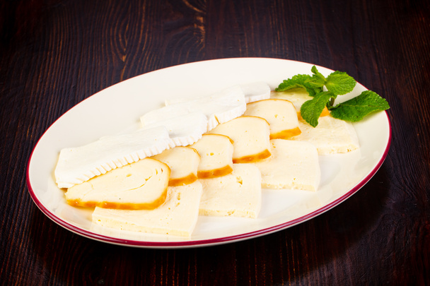 Kaukasische kaas plaat geserveerd mint - Foto, afbeelding