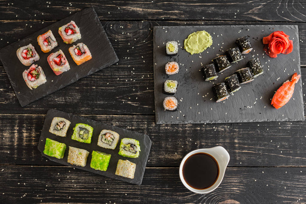 Sushi fresco e gustoso su sfondo scuro. Può essere utilizzato come sfondo
 - Foto, immagini