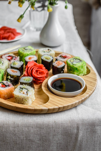 Sushi fresco e gustoso su sfondo scuro. Può essere utilizzato come sfondo
 - Foto, immagini