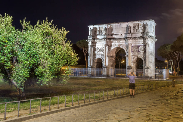Antique arch of Constantine in Rome at night, Italy. - Photo, Image