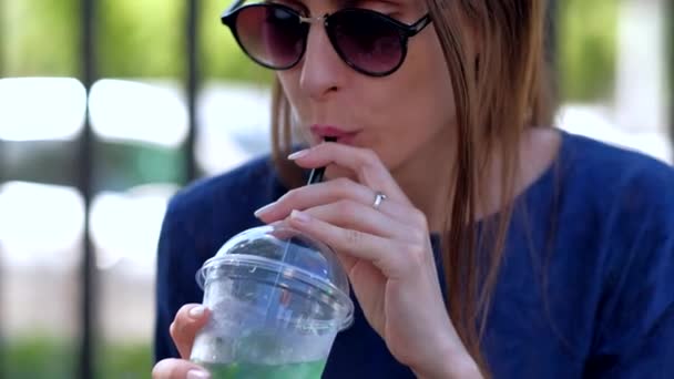 A girl in a cafe drinking a Mojito cocktail. - Filmmaterial, Video