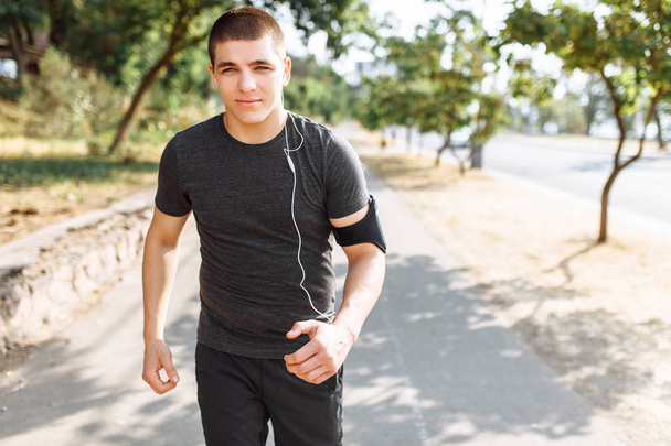чоловік робить ранковий біг на вулицях, спортивне тренування
 - Фото, зображення