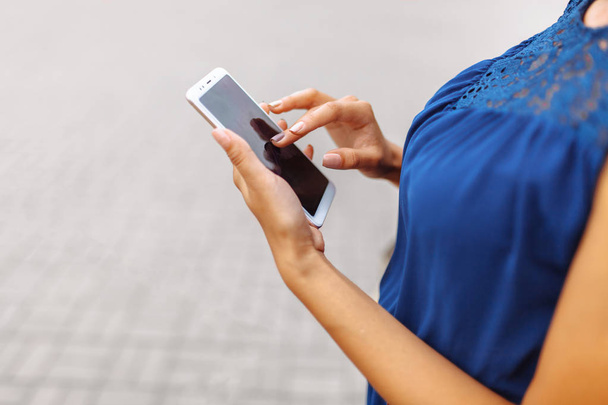 Vrouw met telefoon en winkelen in de hand, online winkelen - Foto, afbeelding