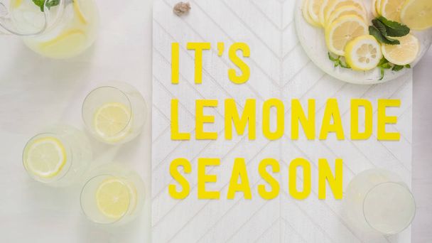 limonata sezon ahşap işaretiyle bardak taze limonata Dünün. - Fotoğraf, Görsel