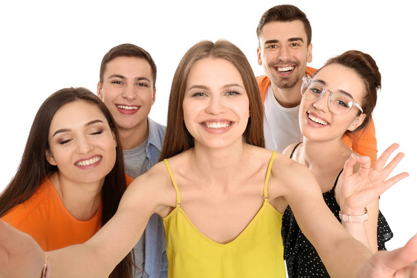 Jeunes amis heureux prenant selfie sur fond blanc
 - Photo, image