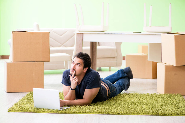 Homem movendo casa com caixas - Foto, Imagem