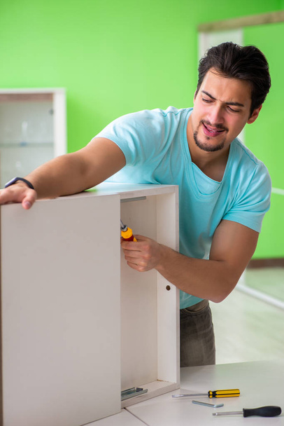 Homme réparer des meubles à la maison - Photo, image
