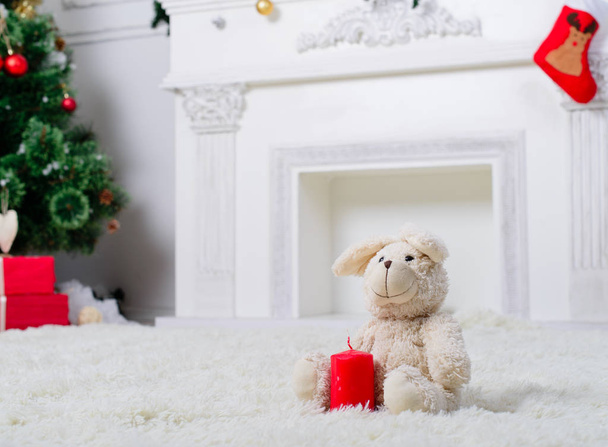 speelgoed konijn met een kaars in Kerstmis interieur decoratie met C - Foto, afbeelding