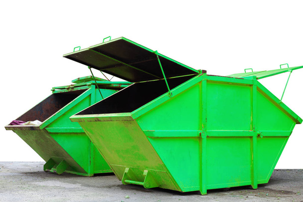 Poubelle industrielle pour déchets municipaux ou industriels, isolée sur fond blanc
 - Photo, image