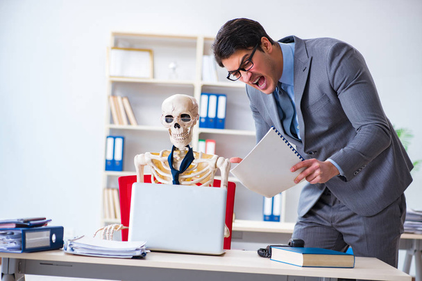 Patron en colère criant sur son employé squelette - Photo, image