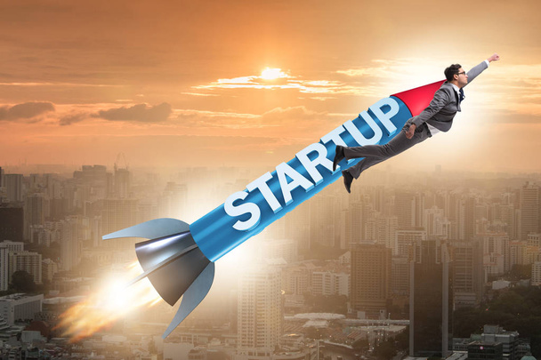 Podnikatel v start-up konceptu létání na raketě - Fotografie, Obrázek