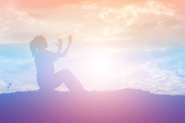 Silueta ženy modlí přes krásné nebe pozadí - Fotografie, Obrázek