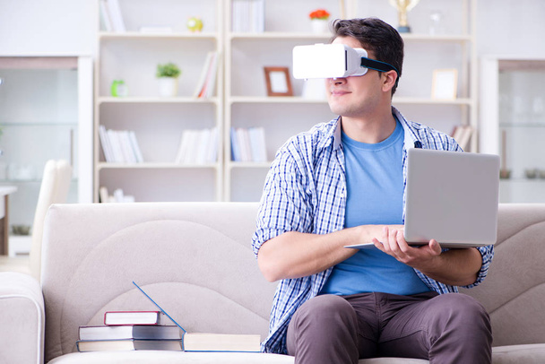 Freiberuflicher Student mit Virtual-Reality-Brille zu Hause - Foto, Bild
