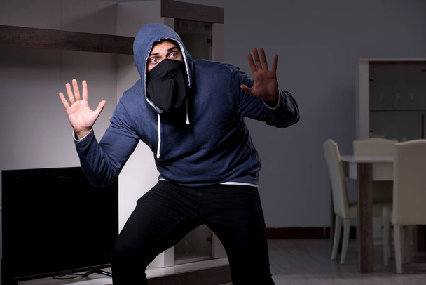 Ladrão ladrão roubando tv de casa de apartamento - Foto, Imagem