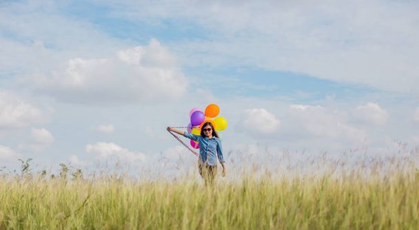 Piękna dziewczyna skoki z balonów na plaży - Zdjęcie, obraz