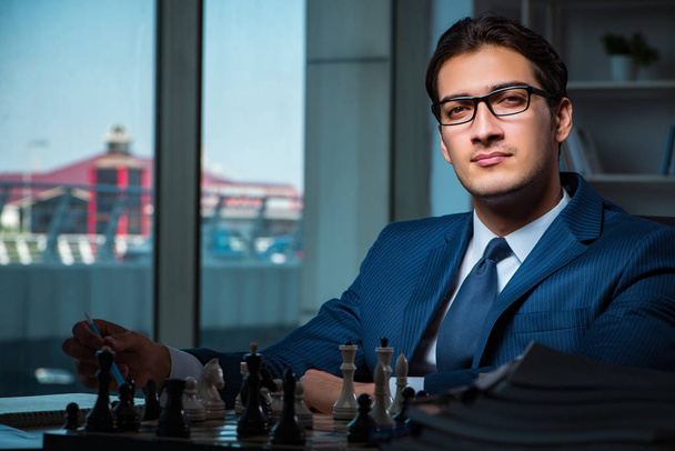 Uomo d'affari che gioca a scacchi nel concetto di strategia - Foto, immagini