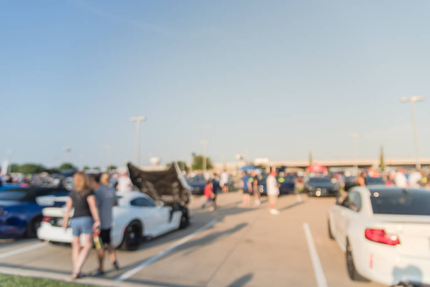 Homályos mozgás változatos embercsoport látogat helyi autó show-ban, Dallas, Texas, Amerikai Egyesült Államok. Elfoglalt emberek böngészés minden évben teszi és modellek az autók. - Fotó, kép