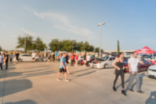 Rozmazaného pohybu různorodá skupina lidí, kteří navštěvují místní autosalonu v Dallasu, Texas, Usa. Zaneprázdnění lidé prohlížení aut ze všech let, značky a modely. - Fotografie, Obrázek