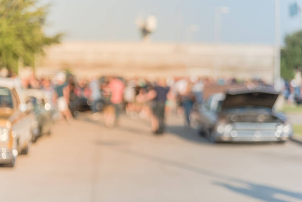 ダラス、テキサス、米国で地元の自動車ショーに出席する人々 の多様なグループをぼやけ動き。忙しい人がすべての年、型、およびモデルの車を参照. - 写真・画像