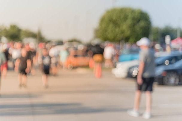 Θόλωση ποικιλόμορφη ομάδα ανθρώπων που παρακολουθούν τις τοπικές αυτοκινήτων εμφάνιση στο Ντάλας, Τέξας, ΗΠΑ. Περιήγηση αυτοκίνητα της όλα τα χρόνια, καθιστά και μοντέλα τους πολυάσχολους ανθρώπους. - Φωτογραφία, εικόνα