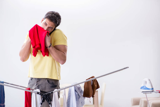 Красивий чоловік чоловік робить відмивання вдома
 - Фото, зображення