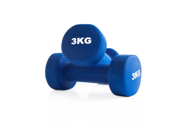 Haltères bleues de 3 kg pour un entraînement de fitness isolé sur fond blanc
 - Photo, image