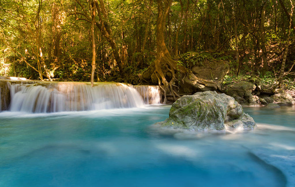 Cachoeira de fluxo azul no parque nacional de floresta tropical profunda da Tailândia
 - Foto, Imagem
