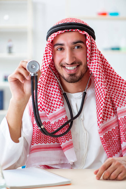 Arabski lekarz Arabii Saudyjskiej z stetoskop w szpitalu - Zdjęcie, obraz