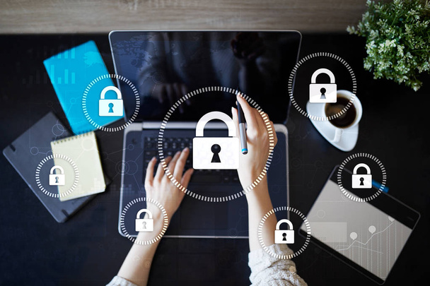 サイバー セキュリティ、データ保護、情報の安全性と暗号化は。インターネット技術とビジネス コンセプトです。南京錠アイコンをもつ仮想スクリーン. - 写真・画像