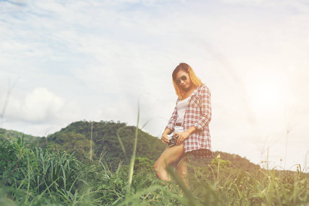 Mladá žena Hipster s retro fotoaparát pořizování snímku venkovní krajinu, životní styl horské přírody na pozadí. - Fotografie, Obrázek