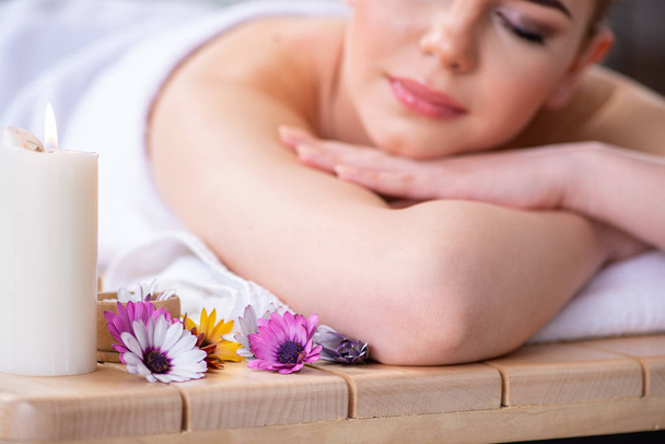 Жінка під час сеансу масажу в спа
 - Фото, зображення