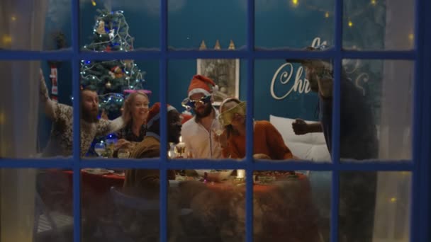 Grote familie nemen foto samen met Kerstmis - Video
