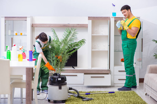 Reinigung professioneller Auftragnehmer im Haus - Foto, Bild