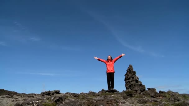 Femme solitaire atteint le sommet de son aventure de randonnée
 - Séquence, vidéo