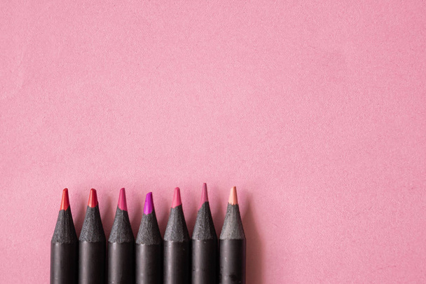 colore rosa, rosso e viola delle matite nere su fondo rosa pastello
 - Foto, immagini