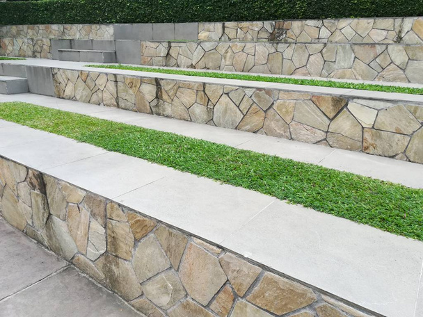 groene betonnen trap op straat - Foto, afbeelding