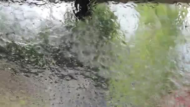 water en zeep op de ramen van Autowassen - Video