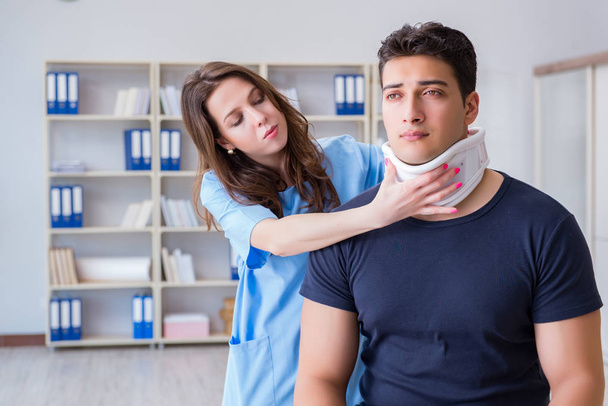 Άντρας με τραυματισμό στο λαιμό επισκέπτεται γιατρό για check-up - Φωτογραφία, εικόνα