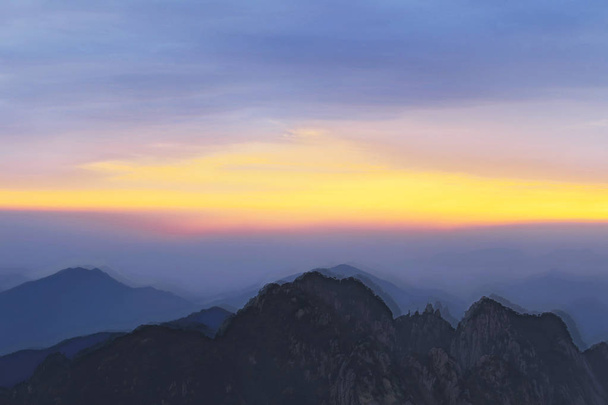 No pico Huangshan China
 - Foto, Imagem