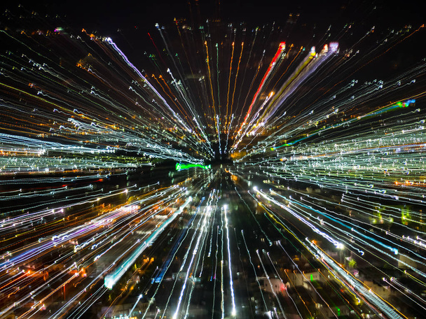 световые линии с длительной экспозицией, скорость движения абстрактный фон в темноте ночи, эффект масштабирования взрыва, увеличение вспышки света в городе
 - Фото, изображение