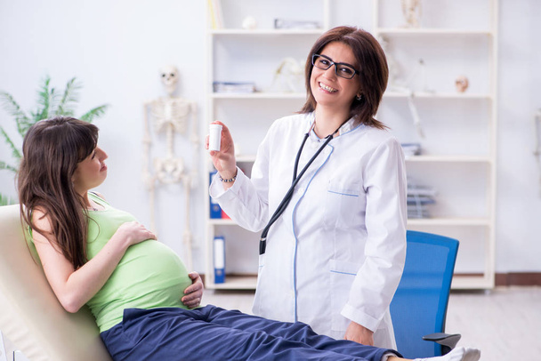 Pregnant woman visiting doctor for regular check-up - 写真・画像